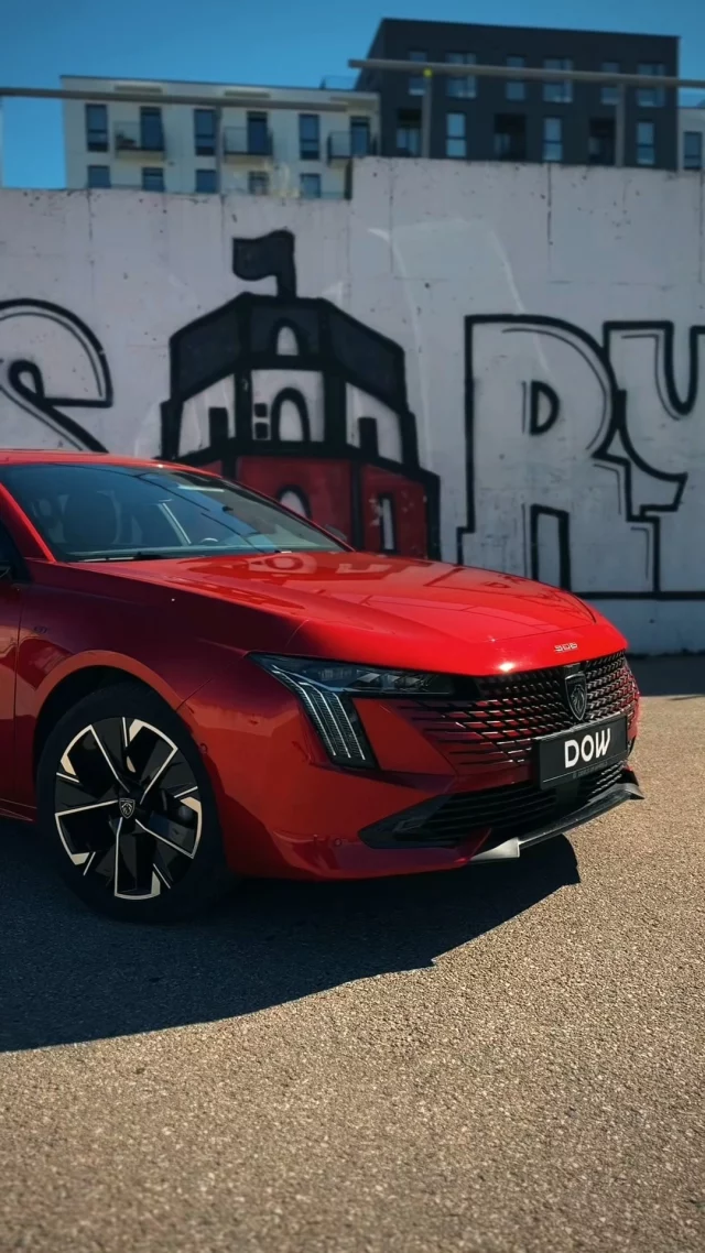 Peugeot 508 – ryškios, raudonos spalvos universalas, kaip dabar reta. 

Nors tai šeimai tinkantis talpus universalas, sėdint prie vairo galima pasijusti kaip sportinio automobilio kokpite – sėdėsena žema, o visa panelė išdėstyta taip, kad apgaubtų vairuotoją lyg sportiniame automobilyje. GT komplektacijos modelyje yra viskas, ko gali prireikti: jau nekalbant apie visas saugos ir komforto sistemas, kasdien džiugins itin kokybiškai skambanti Focal aparatūra, masažuojančios sėdynės ir net (!!) naktinio matymo termo kamera.

Bene labiausiai galintis nustebinti dalykas čia – galios „ant popieriaus“ ir jos pojūčio realybėje neatitikimas. Atnaujintas 508 modelis varomas 130 AG varikliu, tačiau dėl tikrai puikiai veikiančios aštuonių pavarų dėžės, galios, atrodo, yra daug daugiau. Kita vertus – į degalinę stoti dažnai taip pat nereikės.

#dealsonwheelslt #lietuva #automobilis #Peugeot #Peugeot508  #dowlietuva