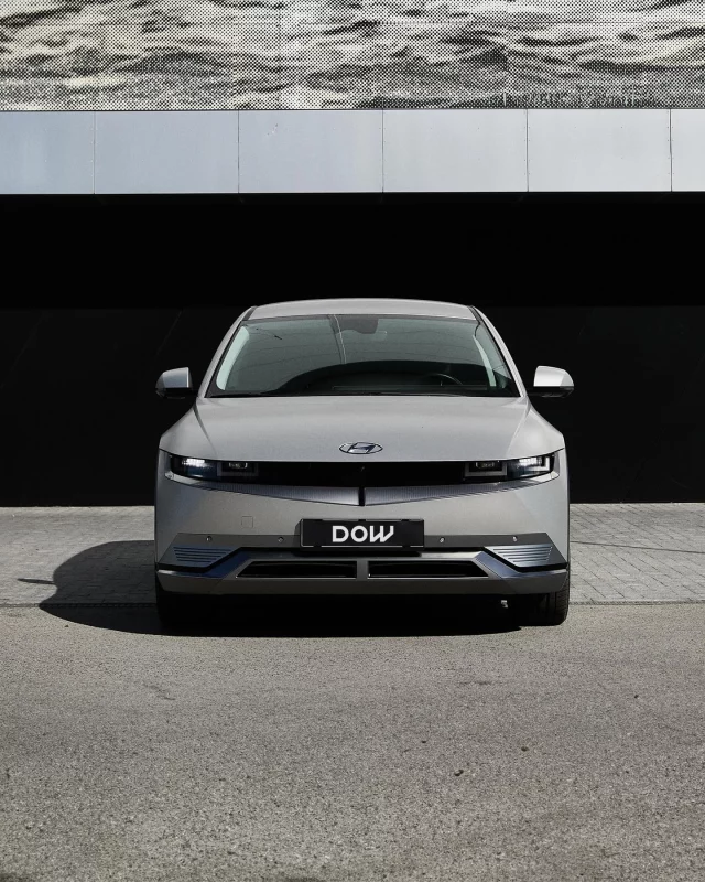 Dar vienas elektromobilis, kuriuo jau džiaugiasi mūsų klientas – IONIQ 5.

Tai pirmasis Hyundai sub-brendo IONIQ, skirto tik elektromobiliams, modelis. Rinkoje jis pasirodė 2021 metais ir patraukė visų entuziastų dėmesį – tai standartinio šiuolaikinio krosoverio dydžio automobilis, tačiau savo forma primenantis įprastą hečbeką. Tiesa, už tad nieko įprasto nėra jo dizaino kalboje – žibintai sudėlioti iš kvadratinių LED elementų, o kėbulo forma... įvertinkite patys. Korėjiečiai jau kurį laiką savo dizaino skyriui leidžia pasileisti plaukus ir to įrodymai ne tik IONIQ 5. Visa IONIQ linija priverčia atsisukti. Taip pat ir Hyundai naujieji modeliai laužo nuobodžias dizaino klišes – pažiūrėkit į Santa Fe arba naująjį Inster.

Automobilis pasižymi itin erdviu salonu ir puikiomis elektromobiliškomis savybėmis – nuotraukose matomas yra varomas visais keturiais ratais, turi 76 kWh bateriją ir išvysto net 225 kW galią. Nuvažiuojamas atstumas realiame pasaulyje siekia 350-380 kilometrų. 

Tai matyt vienas iš geriausių ekonomiškumo ir galios pavyzdžių rinkoje. Beje, Hyundai biure leidžiama pasileisti plaukus ne tik dizaineriams, bet ir inžinieriams. IONIQ 5 turi ir pačią ekstremaliausią komplektaciją, kuri privertė daugelį užkietėjusių benzingalvių-antielektromobilistų suminkštinti savo toną – N versija su 650 AG ir išmaniu pavarų dėžės imitavimu iš esmės sudrebino automobilių entuziastų pasaulį.

#ioniq5 #dealsonwheelslt #lietuva #elektromobilis