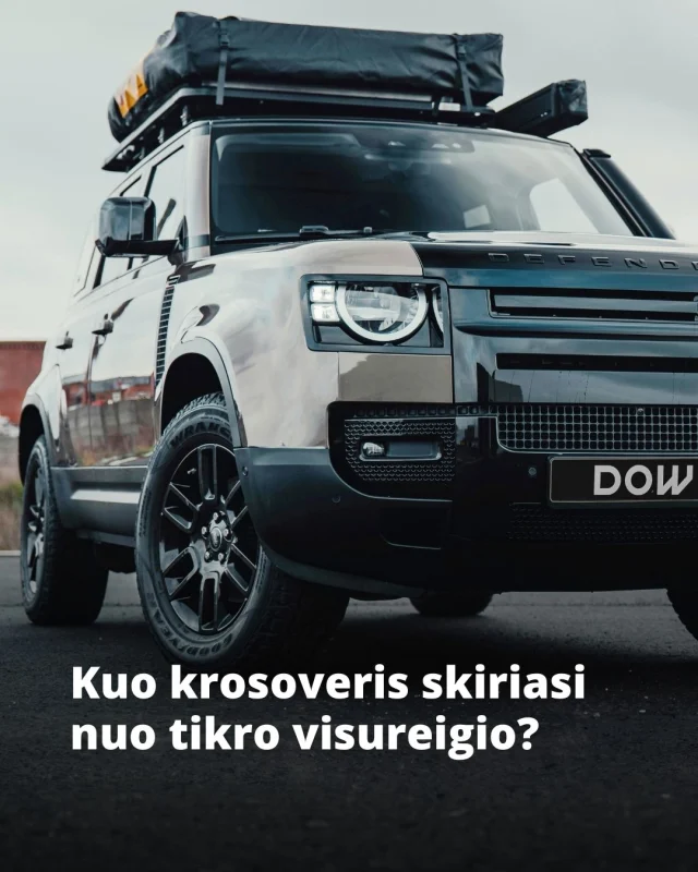 Automobilių pasaulyje dažnai girdime sąvokas krosoveris ir visureigis, tačiau ne visi žino, kuo šios transporto priemonės iš tiesų skiriasi. Iš pirmo žvilgsnio abu tipai gali atrodyti panašiai – aukštesnė sėdėsena, talpus salonas. Tačiau jų konstrukcija, pravažumo galimybės ir netgi eksploatacinės savybės skiriasi. 

Krosoveris ir tikras visureigis skiriasi tiek savo konstrukcija, tiek paskirtimi. Krosoveris gaminamas ant lengvojo automobilio bazės, todėl pasižymi didesniu komfortu kelyje, mažesnėmis degalų sąnaudomis ir yra itin tinkamas tiek miestui, tiek užmiesčiui – tai universalus pasirinkimas kasdieniam vairavimui. Tuo tarpu tikras visureigis turi rėminę konstrukciją, kuri suteikia jam gerokai didesnį pravažumą bekelėje, tačiau kartu lemia didesnį svorį, aukštesnes sąnaudas ir dažnai – mažesnį patogumą važiuojant greitkeliu. Todėl renkantis tarp šių dviejų tipų, svarbu įvertinti, kur dažniausiai važinėsite ir kokių savybių labiausiai tikitės iš automobilio.

 #dealsonwheelslt #automobilis #dowlietuva #lietuva #defender