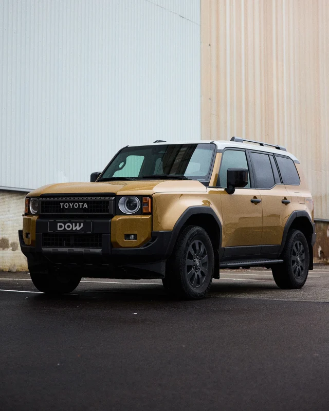 Klasikos gerbėjams – riboto leidimo Land Cruiser First Edition.

Klientas pas mus atėjo labai aiškiai žinodamas, ko nori – tik First Edition ir tik klasikinės spalvos. Jokių kompromisų. Misija nelengva, nes tokių visame pasaulyje pagaminta vos 8000, bet mums tai tik dar vienas smagus kasdienis iššūkis.

Pradėjom paieškas, tikrinom kontaktus, ieškojom užuominų, kur toks automobilis galėtų slėptis. Ir ilgai netrukus mes jį radome Estijoje. Greitai sutvarkėme visus formalumus ir klientas jau džiaugiasi nauju automobiliu. Klientas patenkintas, o mes – dar kartą įsitikinom, kad neįmanomų variantų nebūna, tik reikia žinoti, kur ieškoti. 

 #dealsonwheelslt #dowlietuva #lietuva #automobilis #toyotalandcruiser