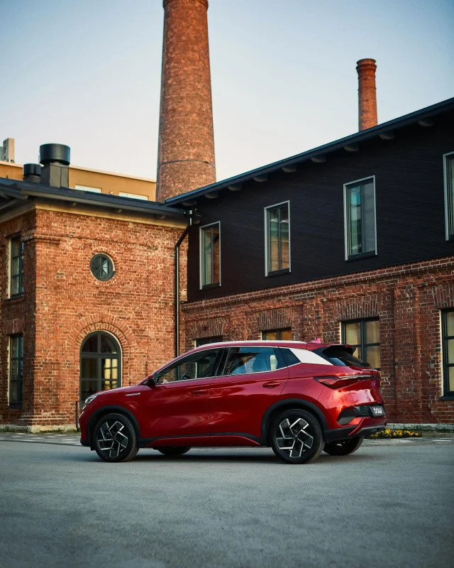 Automobilių pasiūlos kiekis Europoje smarkiai auga ir vienas ryškiausių naujų žaidėjų – BYD. Arba Build Your Dreams. Ir, kaip ir su daugeliu naujų gamintojų mūsų rinkoje, pirma reikia pavažiuoti ir susipažinti, o tada galima ir vertinti. Kaip tik neseniai vienas mūsų klientas panoro išbandyti šį naujoką. Ieškoti ilgai nereikėjo, praėjo vos kelios savaitės ir klientas jau džiaugiasi savo naujuoju BYD Atto 3.

Kuo jis ypatingas? Tai kompaktiškas elektrinis SUV, skirtas visoms kasdienėms užduotims atlikti. Viena įkrova galima nuvažiuoti daugiau nei 400 kilometrų, o sąnaudos, pagal WLTP, siekia vos 16 kWh/100 km mišriu režimu. Į šį automobilį įmontuota Blade battery. Tai ličio geležies fosfato akumuliatorius, pasižymintis gerokai saugesnėmis savybėmis avarijos atveju, nes jos temperatūra lieka žema. Taip pat šioje baterijoje pasiekiamas didesnis energijos tankis ir, bene svarbiausia, gamyboje nenaudojami retieji metalai kobaltas ir nikelis. BYD yra vienas didžiausių baterijų gamintojų pasaulyje, o ši jų technologija įgauna vis didesnį populiarumą. 

Ir nors iš pirmo žvilgsnio atrodytų, kad tai paprastas eilinis kasdienis automobilis, panagrinėjus technologinę jo pusę galima atrasti ne vieną inovatyvų sprendimą. O esmė juk ir slypi detalėse, taip?

 #dealsonwheelslt #automobilis #lietuva #dowlietuva #byd